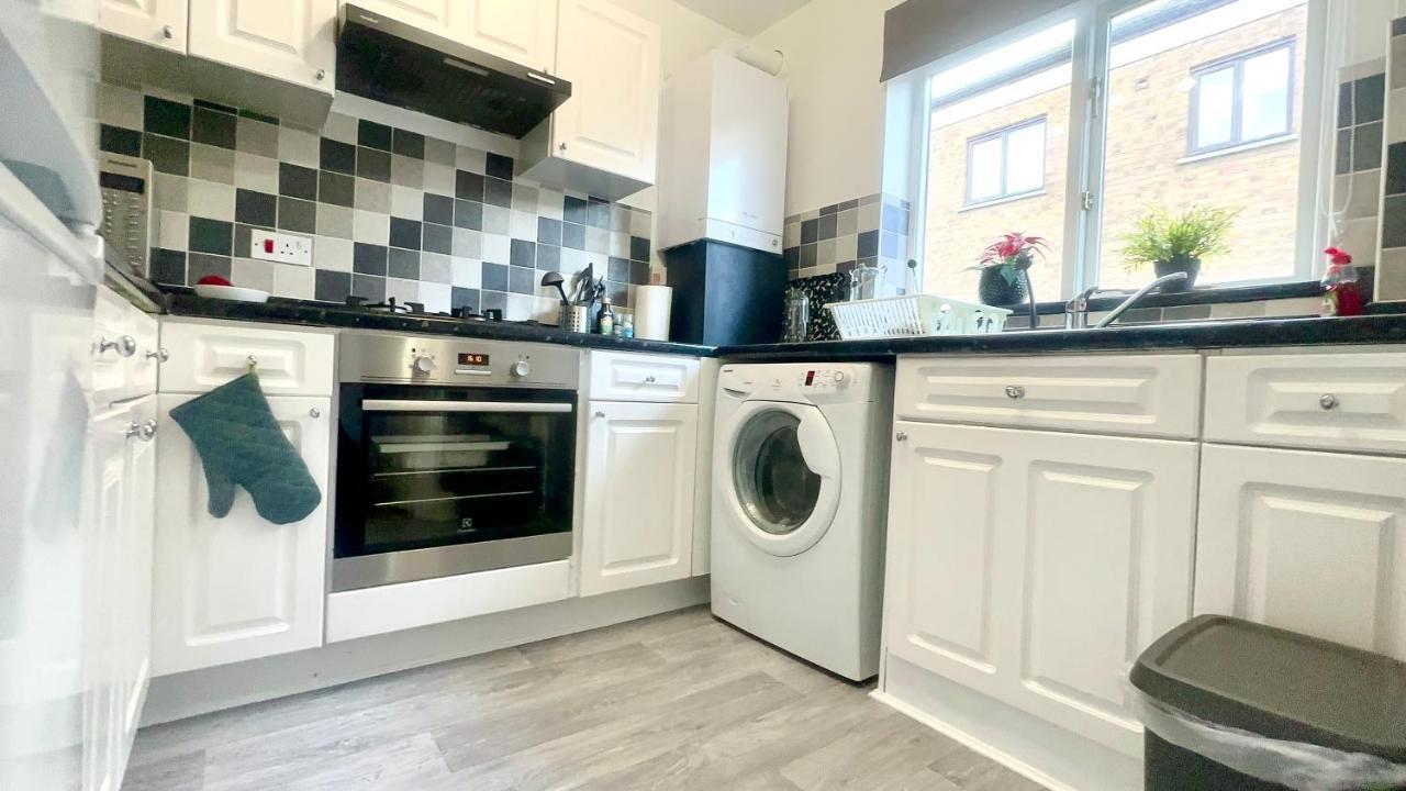 Amazing Location - City Of London- 2 Bedroom Stunning Canal View House With Private Garden,parking & Balcony *